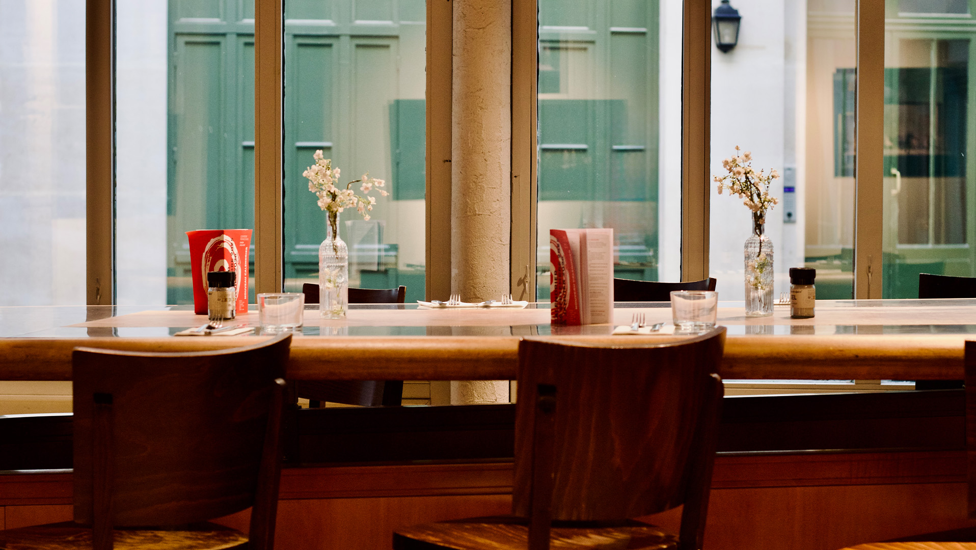 Vue de table conviviale et assiettes &agrave; partager chez Sk&eacute;n&eacute;
